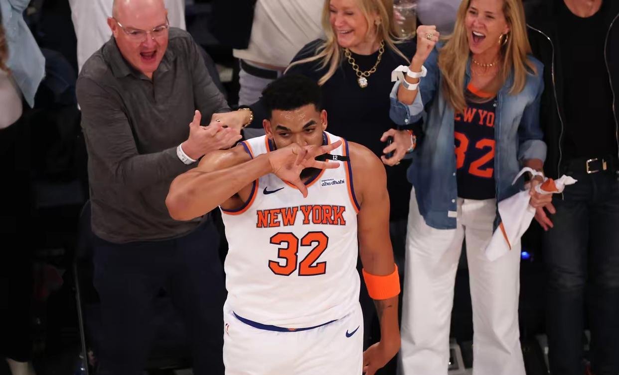 纽约尼克斯训练开放日,最后时刻造点机会引观众欢呼,亚冠在即,临场指挥获称赞的简单介绍雷速体育